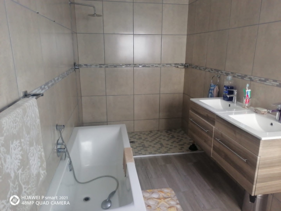 To Let 3 Bedroom Property for Rent in Wavecrest Eastern Cape